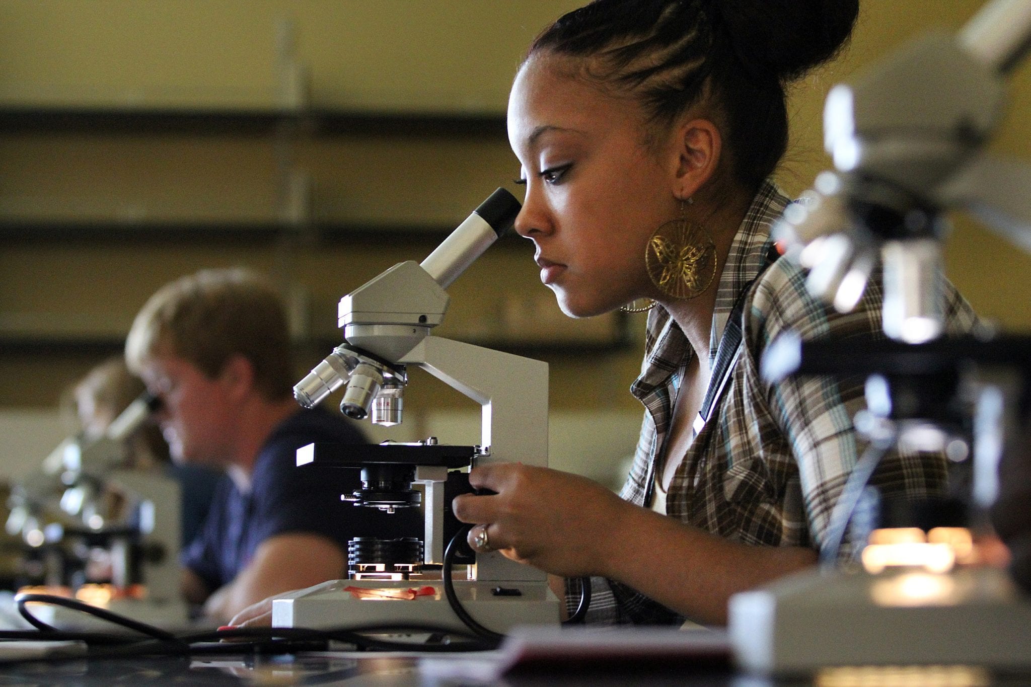 Image courtesy of WikiCommons, labeled for reuse, https://upload.wikimedia.org/wikipedia/commons/9/91/Southern_Arkansas_University_Biology_student_with_microscope.jpg