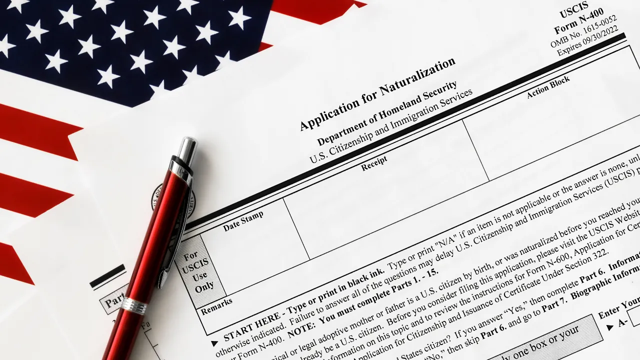 An N400 form, pen and US flag