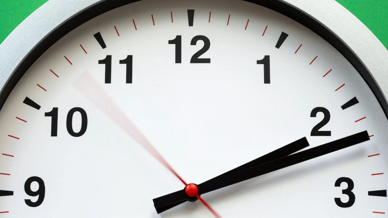 A close-up of a modern wall clock, symbolizing the rules for time E-2 visa holders can spend outside the United States.