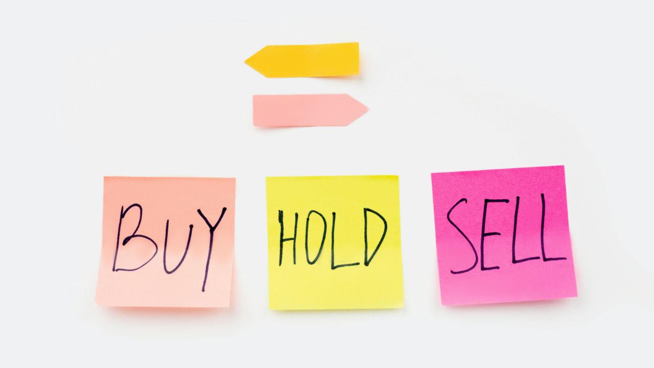 Sticky notes with the words buy, hold, and sell symbolizing E2 visa business ownership decisions.