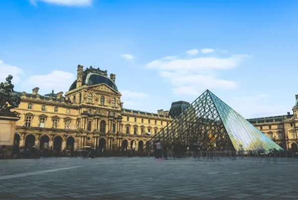 An image of the Louvre museum in Paris, France, representing someone that would be outside the USA interested for an EB-2 NIW.