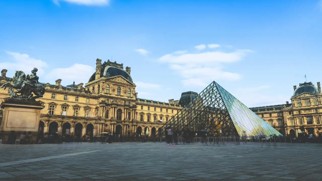 An image of the Louvre museum in Paris, France, representing someone that would be outside the USA interested for an EB-2 NIW.