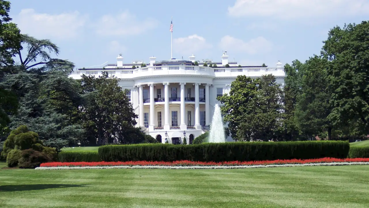 The White House in Washington D.C., representing the executive order to pause the Diversity Visa Lottery.